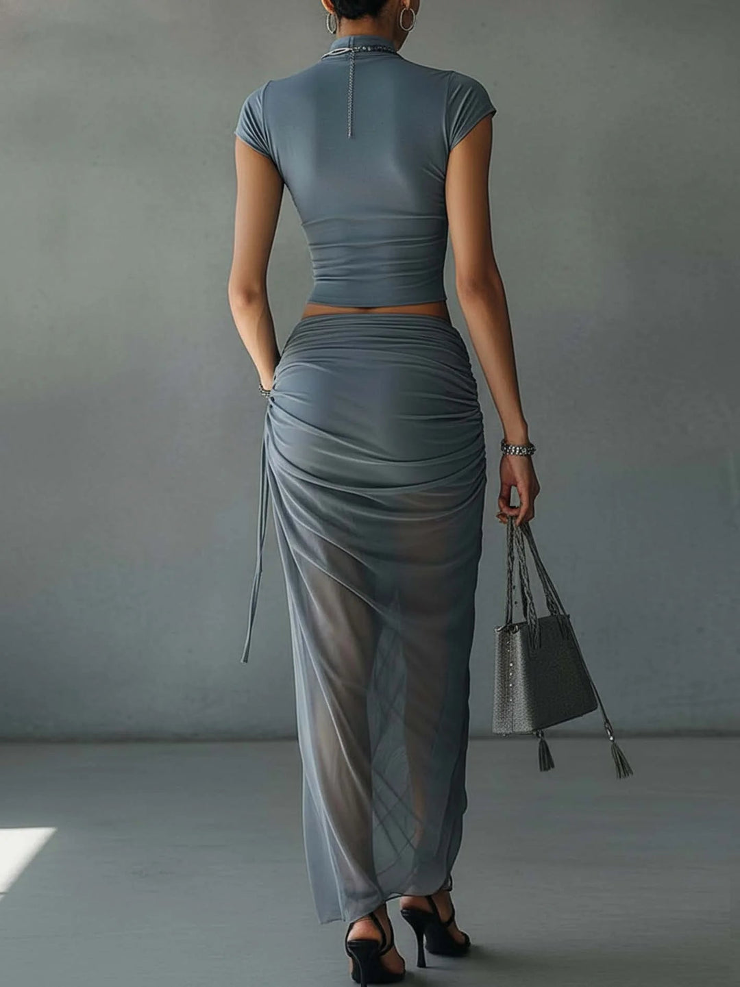 Jacqueline | Completo t-shirt corto blu e gonna drappeggiata in tulle trasparente