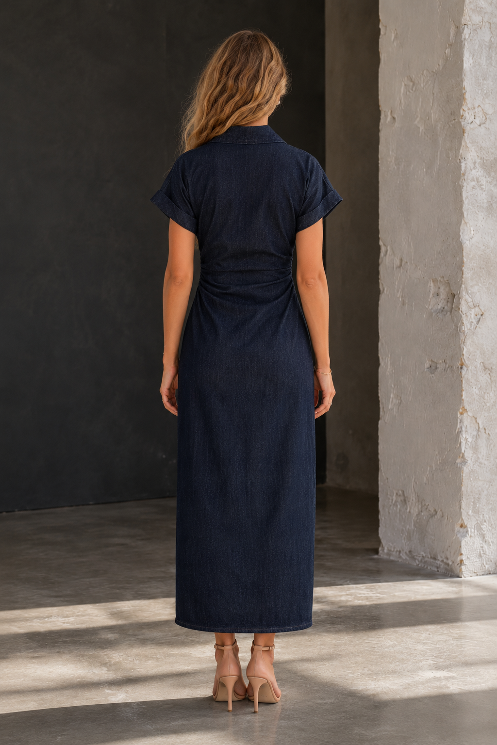 Nina | Abito midi in denim con collo a revers e vita arricciata