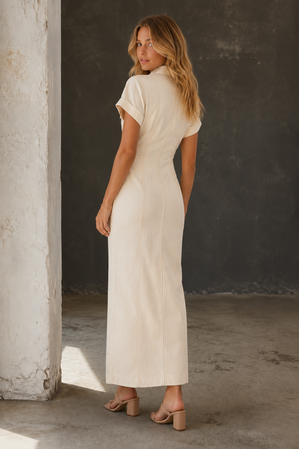 Nina | Abito midi in denim con collo a revers e vita arricciata
