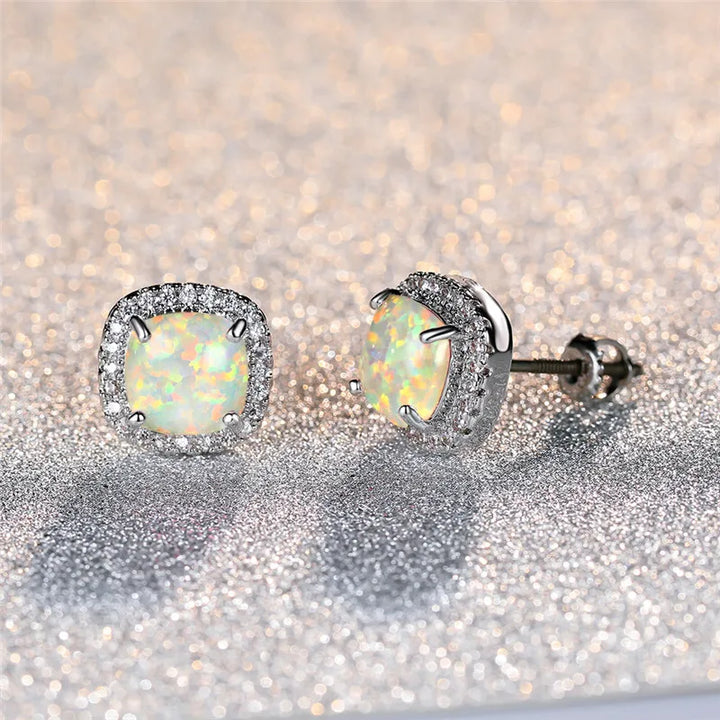 Eleganti orecchini in argento con opale di fuoco bianco rotondo