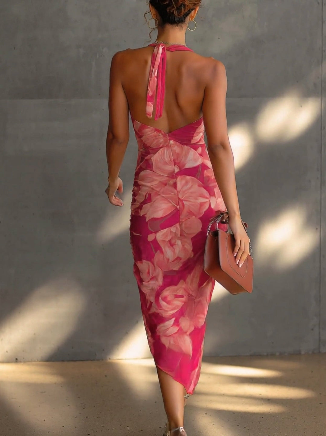 Mathilde | Abito a tubino fucsia con stampa floreale, drappeggiato di lato e con spacco