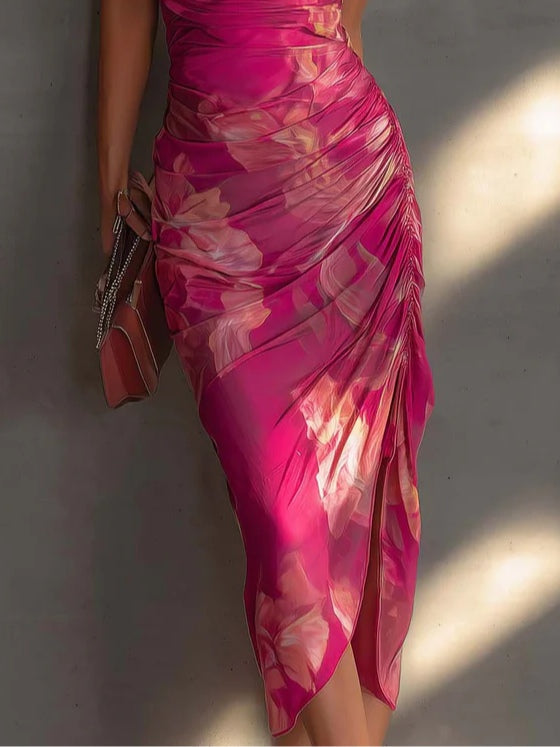 Mathilde | Abito a tubino fucsia con stampa floreale, drappeggiato di lato e con spacco