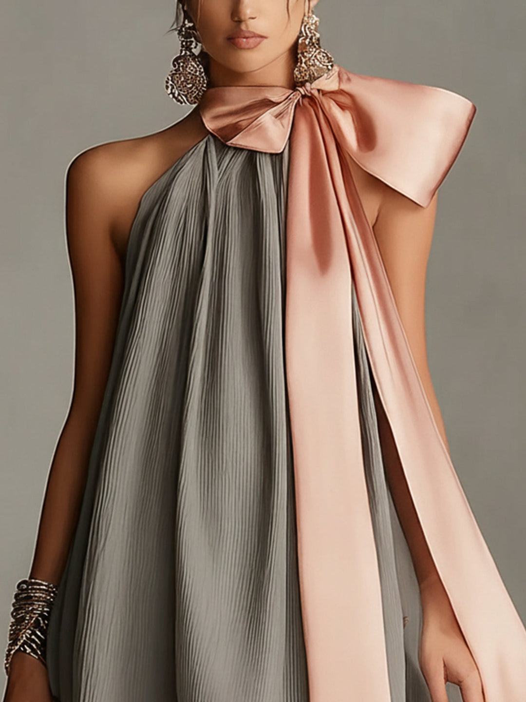 Beatrice | Mini abito grigio in raso con fiocco rosa e pizzo