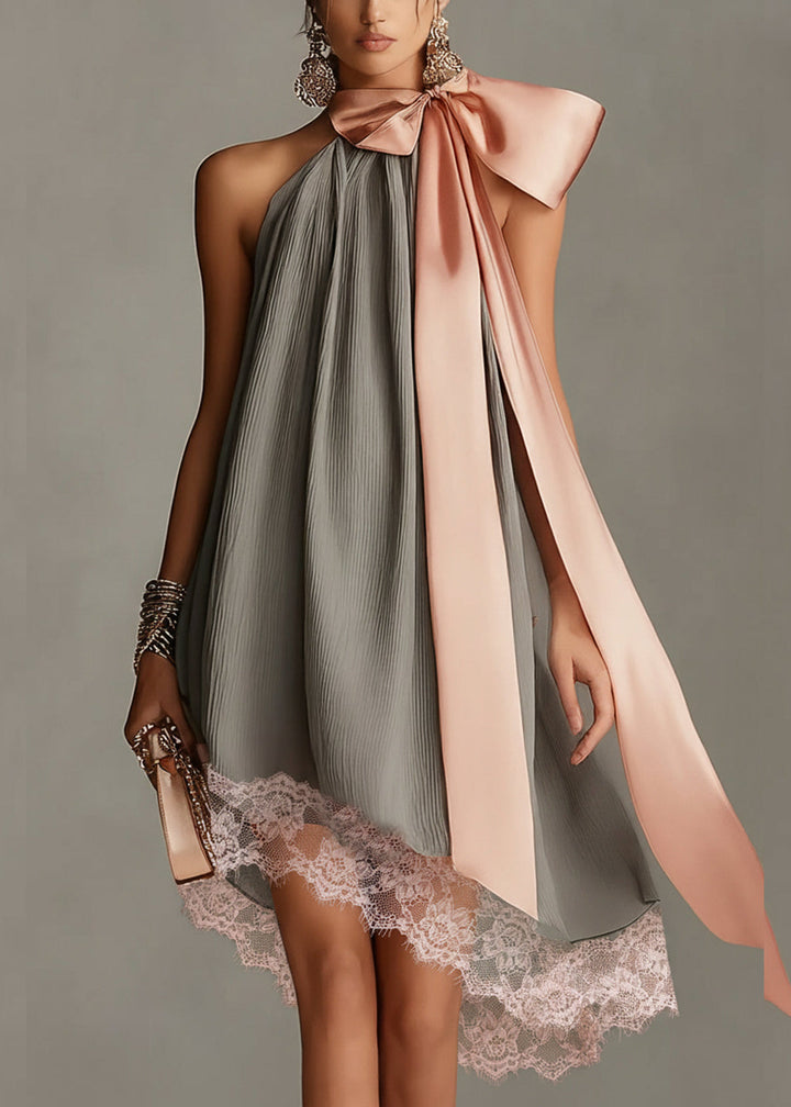 Beatrice | Mini abito grigio in raso con fiocco rosa e pizzo