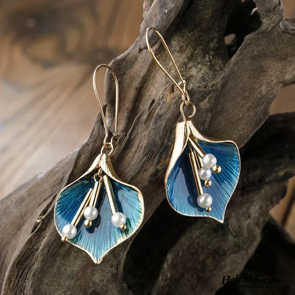 Orecchini pendenti dorati e blu con perle